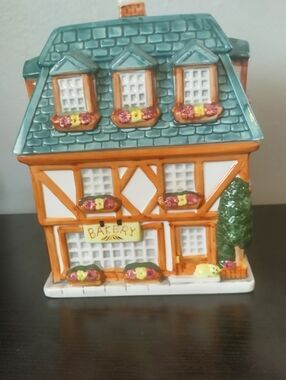 Bakery Ceramic Cookie Jar Tutor Style Cottage Vintage 1999
